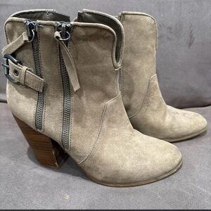 Carlos Santana Chic Suede Heeled Boots with Zipper Detail size 6